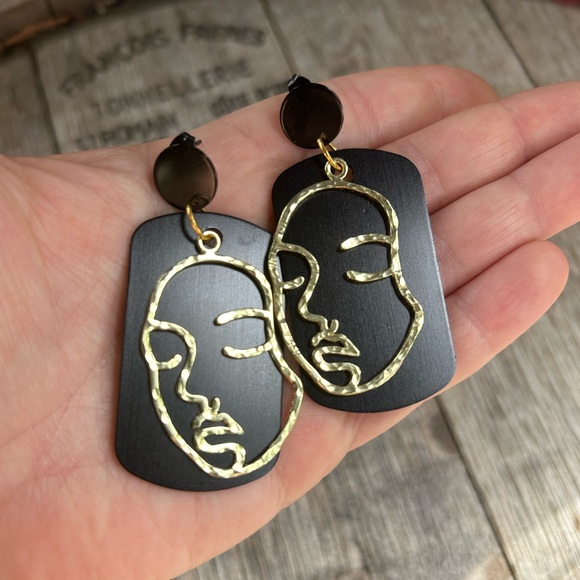 ✨NWT Gold Abstract Face Large Statement Dangle Earrings✨ - Picture 3 of 4